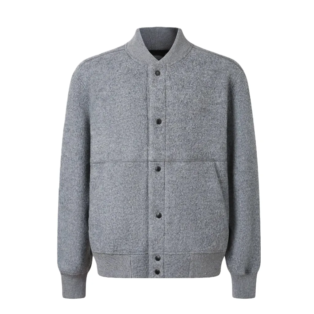 P760 Canada Goose Goose Armband Badge Wool Baseball Jacket (Dark Gray) The fabric is made of wool blended fabric. The main fabric of this jacket is light gray wool blended fabric to improve the fabric's wear resistance, wrinkle resistance and warmth retention. Wool provides good warmth and a natural feel, while blended fibers enhance the fabric's practicality and durability. Rib knit at collar, cuffs and hem for added stretch and fit. The cutting process needs to ensure that the texture and color of the fabric are evenly distributed, especially with this light gray tone, to avoid chromatic aberrations. The stretchability of wool-blend fabrics needs to be taken into consideration when cutting pieces to ensure dimensional stability of the finished garment. Use a sewing needle and thread suitable for wool-blend fabrics to avoid damage to the fabric during sewing. The sewing stitches are even and firm to prevent thread stripping. The temperature needs to be controlled during ironing to avoid high temperature damage to the fabric while keeping the fabric smooth and crisp. The front and back body parts, sleeves and other main parts are spliced ​​with flat seams to ensure a smooth pattern, and the splicing points are aligned with the fabric texture to keep the appearance neat. Details such as pockets and cuffs are designed with inset pockets to increase practicality and aesthetics. The splicing areas are reinforced to improve durability. The white circular armband on the left arm is an important part of the brand identity and is finely sewn to ensure it is strong and flat. Size:S-M-L-XL